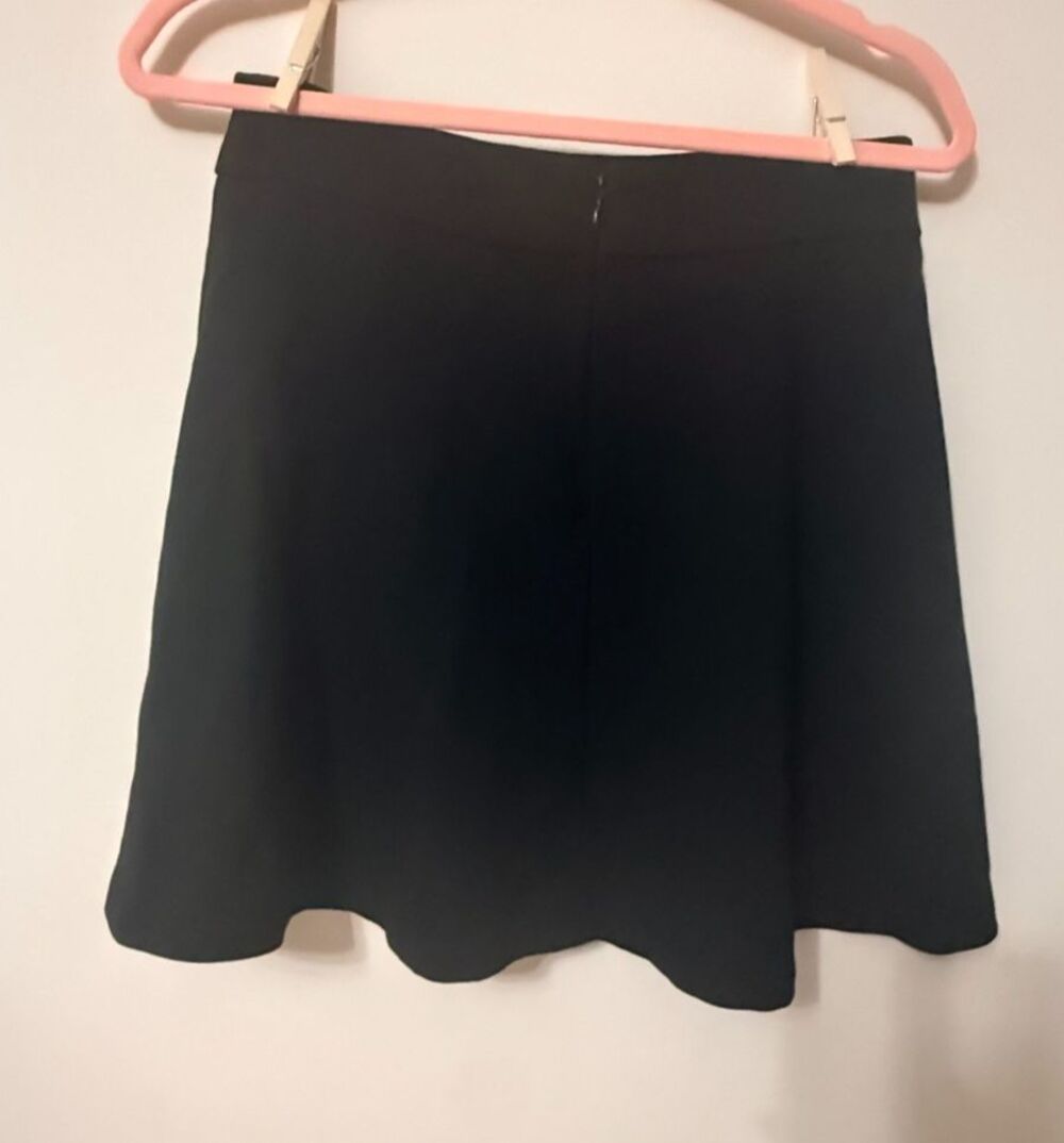 Banana Republic A-Line Skirt in Black with Side Zipper - Size 2